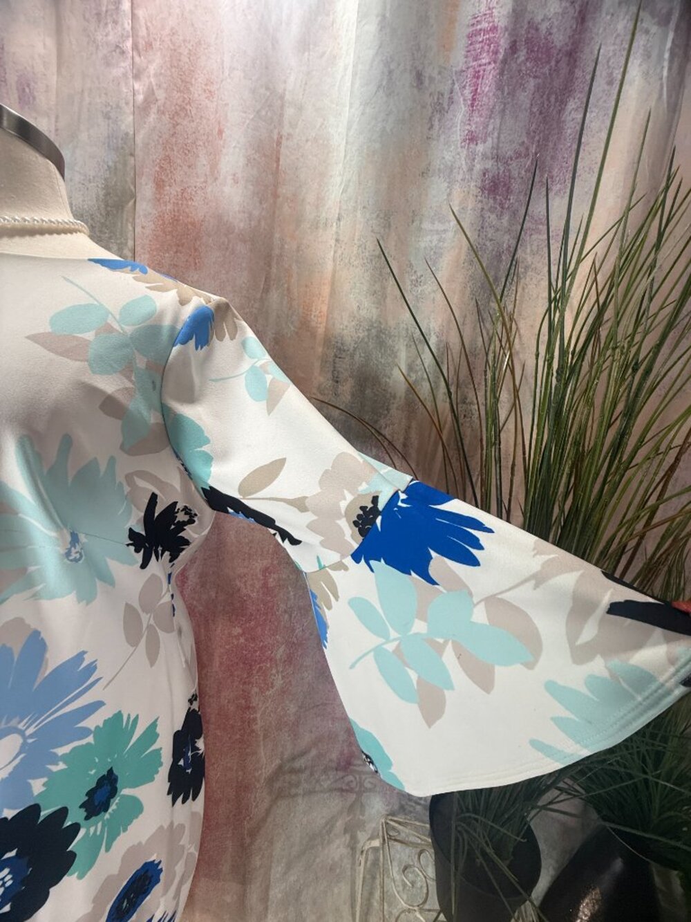 πCalvin Klein Oversized Blue & Teal Floral Pattern Dress with 3/4 Bell Sleeves - Picture 4 of 14